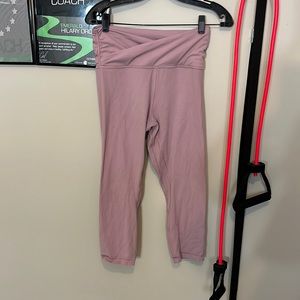 Lululemon size 8 pale pink capris